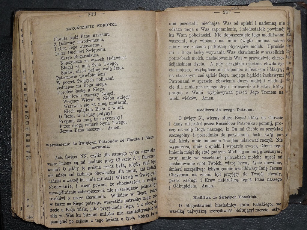 Stara książka, dwie dziewczyny i chłopak — zdjęcie 4