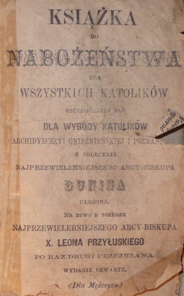 Stara książka, dwie dziewczyny i chłopak — zdjęcie 1