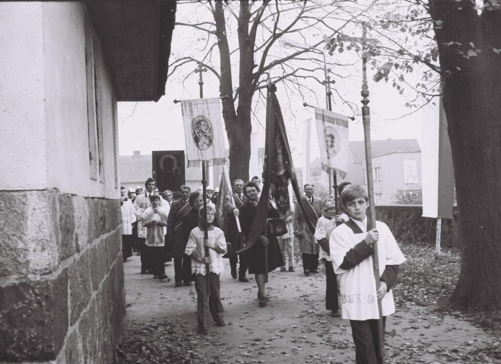 35 lat temu przez gminę Kaczory wedrował obraz Matki Boski — zdjęcie 15