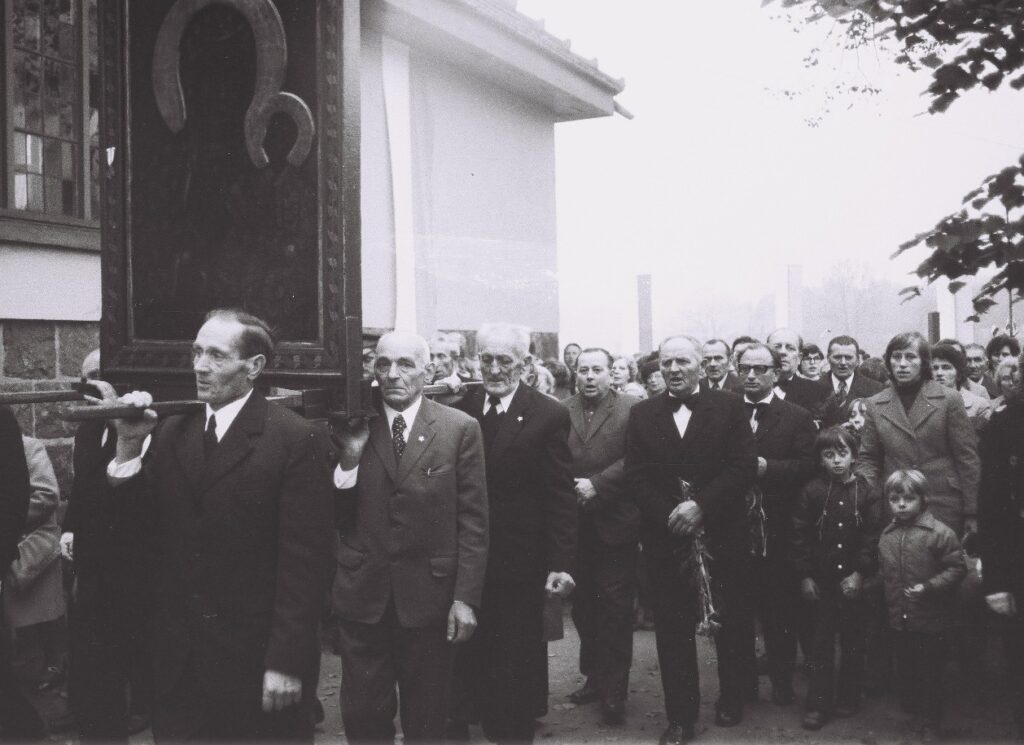 35 lat temu przez gminę Kaczory wedrował obraz Matki Boski — zdjęcie 17