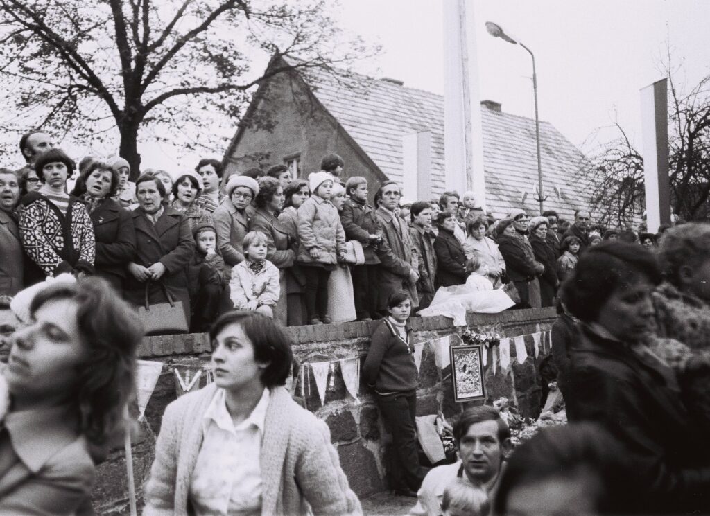 35 lat temu przez gminę Kaczory wedrował obraz Matki Boski — zdjęcie 23