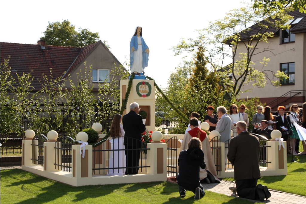 Uroczystość  odsłonięcia i poświęcenia figury NMP w Kaczorach — zdjęcie 10