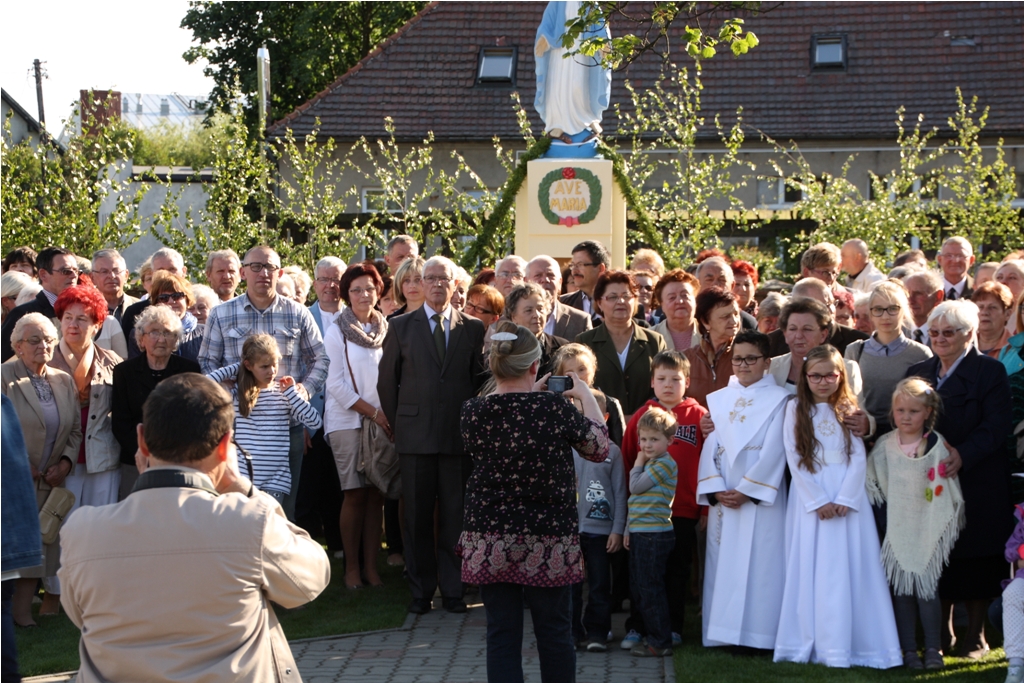 Uroczystość  odsłonięcia i poświęcenia figury NMP w Kaczorach — zdjęcie 16