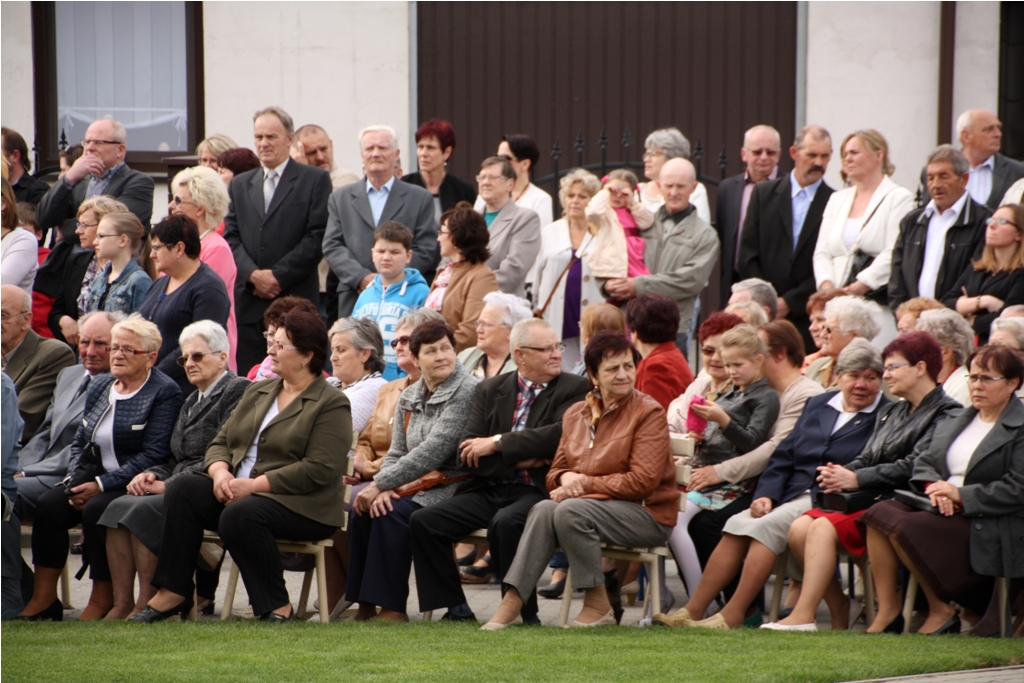 Uroczystość  odsłonięcia i poświęcenia figury NMP w Kaczorach — zdjęcie 27
