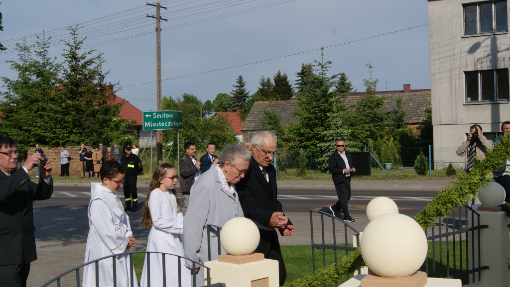 Uroczystość  odsłonięcia i poświęcenia figury NMP w Kaczorach — zdjęcie 28