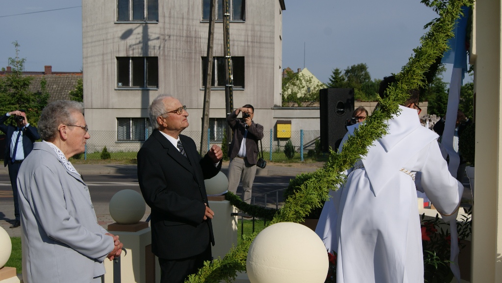 Uroczystość  odsłonięcia i poświęcenia figury NMP w Kaczorach — zdjęcie 29