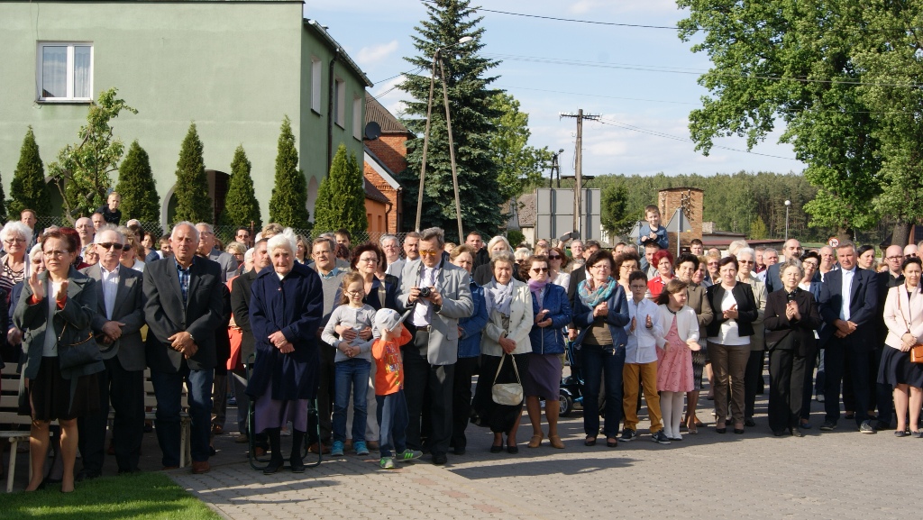 Uroczystość  odsłonięcia i poświęcenia figury NMP w Kaczorach — zdjęcie 31