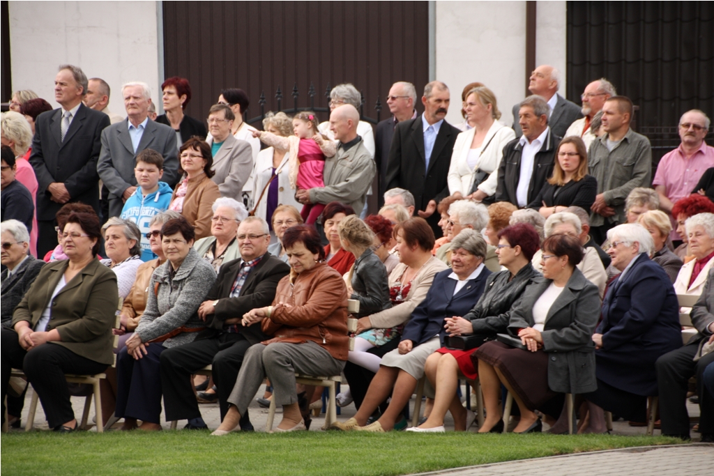 Uroczystość  odsłonięcia i poświęcenia figury NMP w Kaczorach — zdjęcie 32