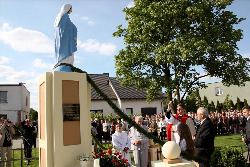 Uroczystość  odsłonięcia i poświęcenia figury NMP w Kaczorach — zdjęcie 8
