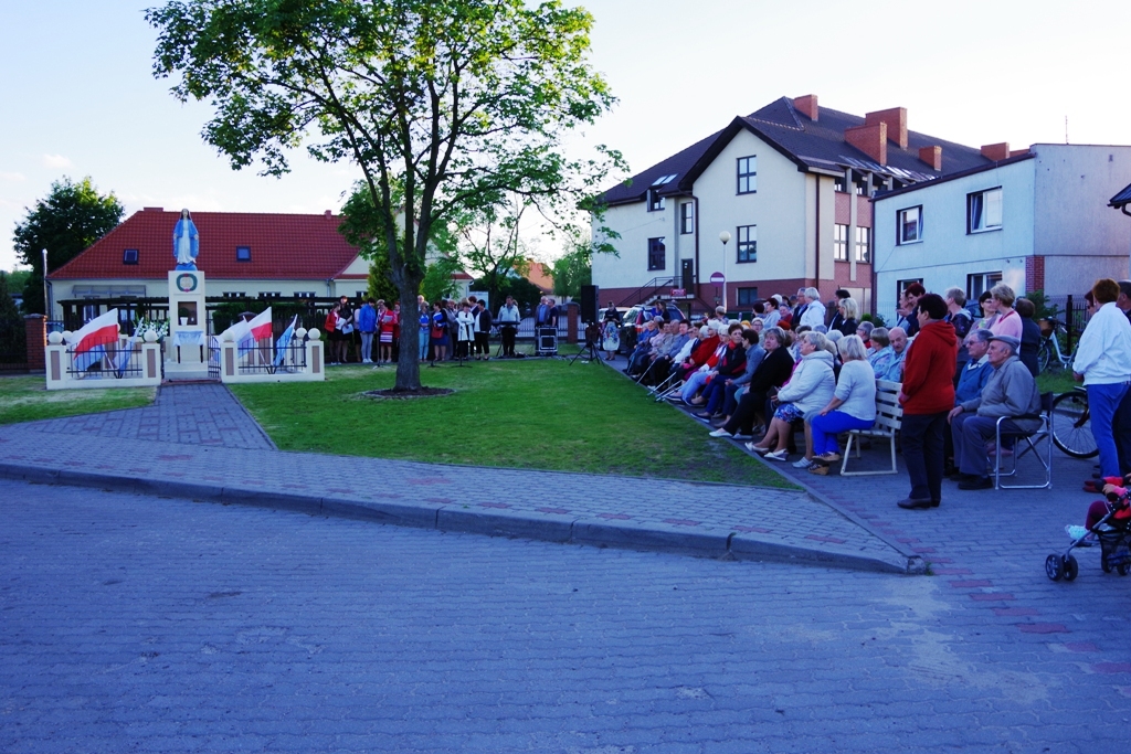 Nabożeństwo majowe przy figurze NMP Kaczorach. — zdjęcie 10