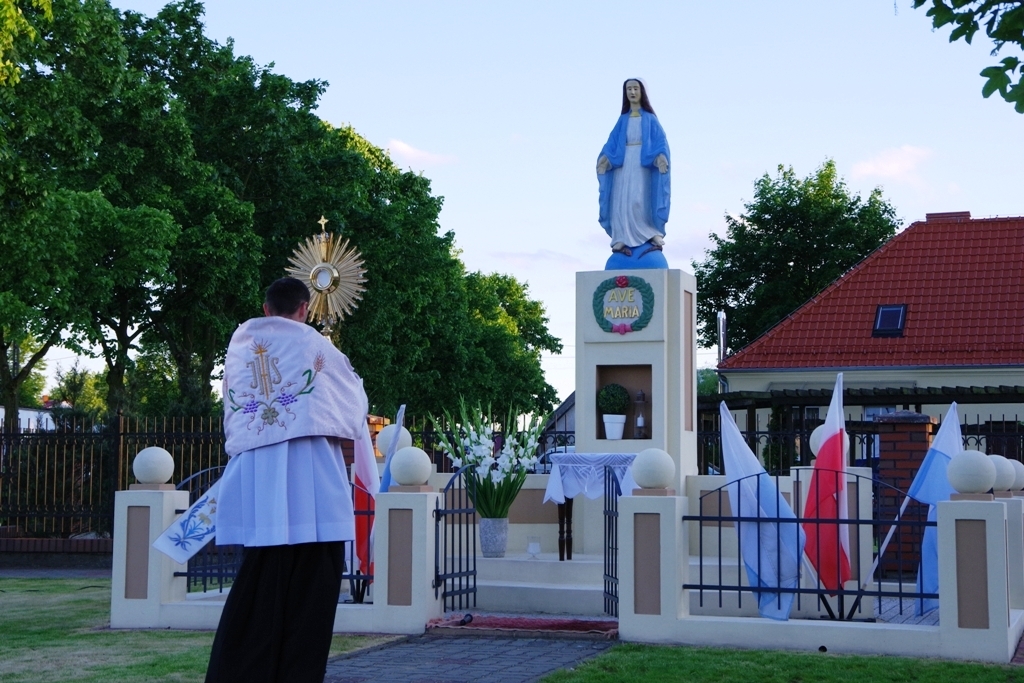 Nabożeństwo majowe przy figurze NMP Kaczorach. — zdjęcie 16