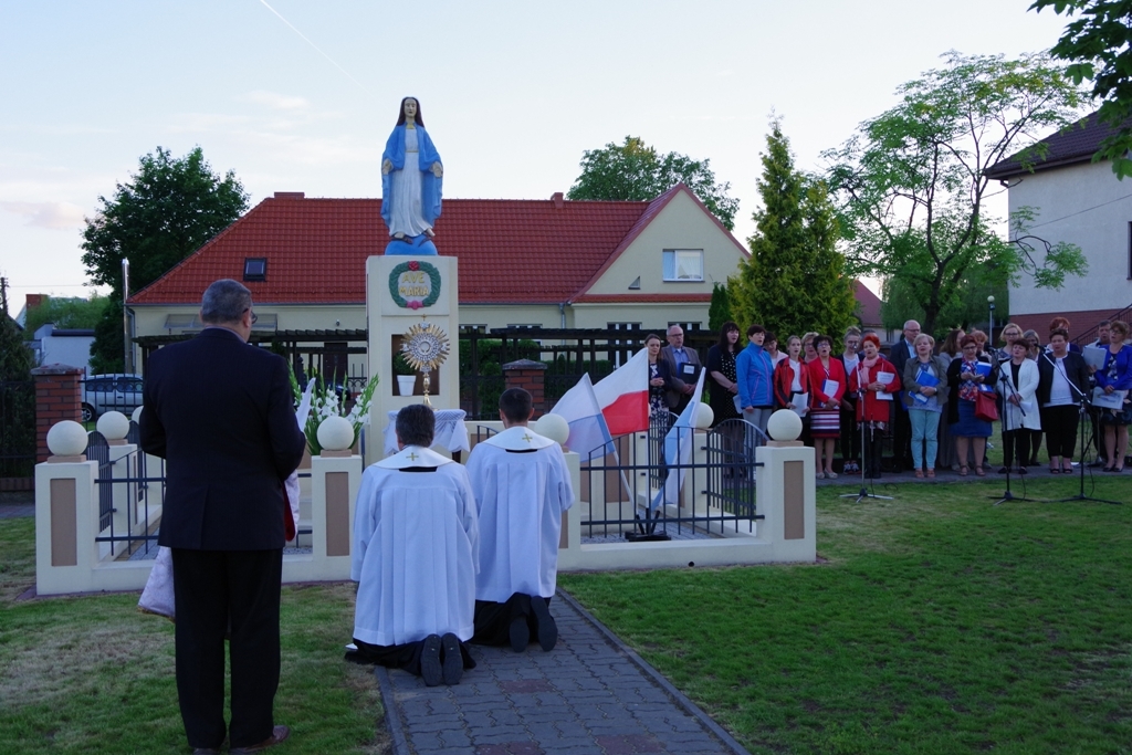 Nabożeństwo majowe przy figurze NMP Kaczorach. — zdjęcie 28
