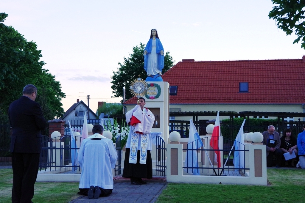 Nabożeństwo majowe przy figurze NMP Kaczorach. — zdjęcie 33