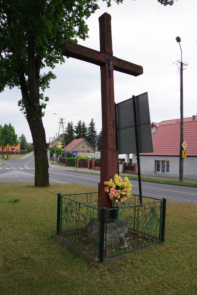 Krzyż między trzema dębami — zdjęcie 1