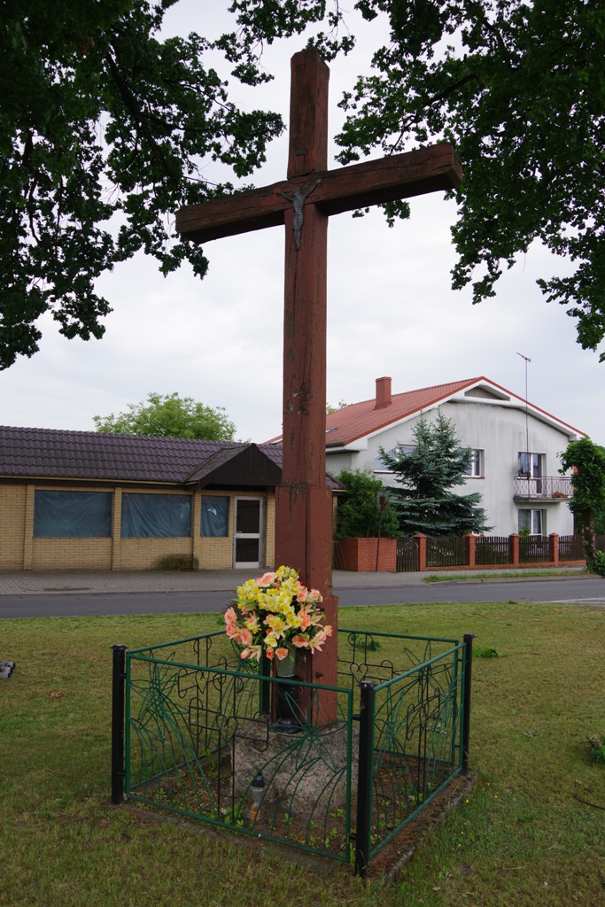 Krzyż między trzema dębami — zdjęcie 2