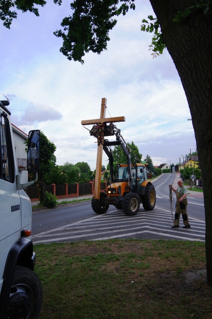 Krzyż między trzema dębami — zdjęcie 25