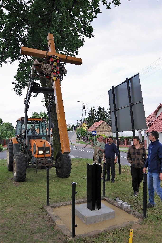 Krzyż między trzema dębami — zdjęcie 26