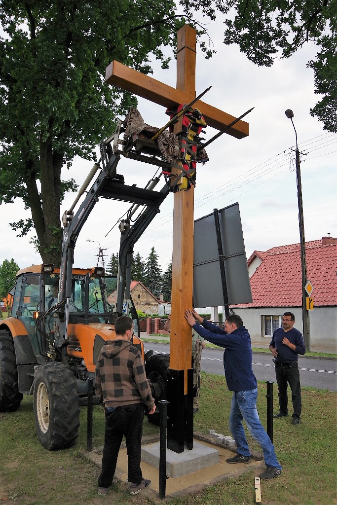 Krzyż między trzema dębami — zdjęcie 27