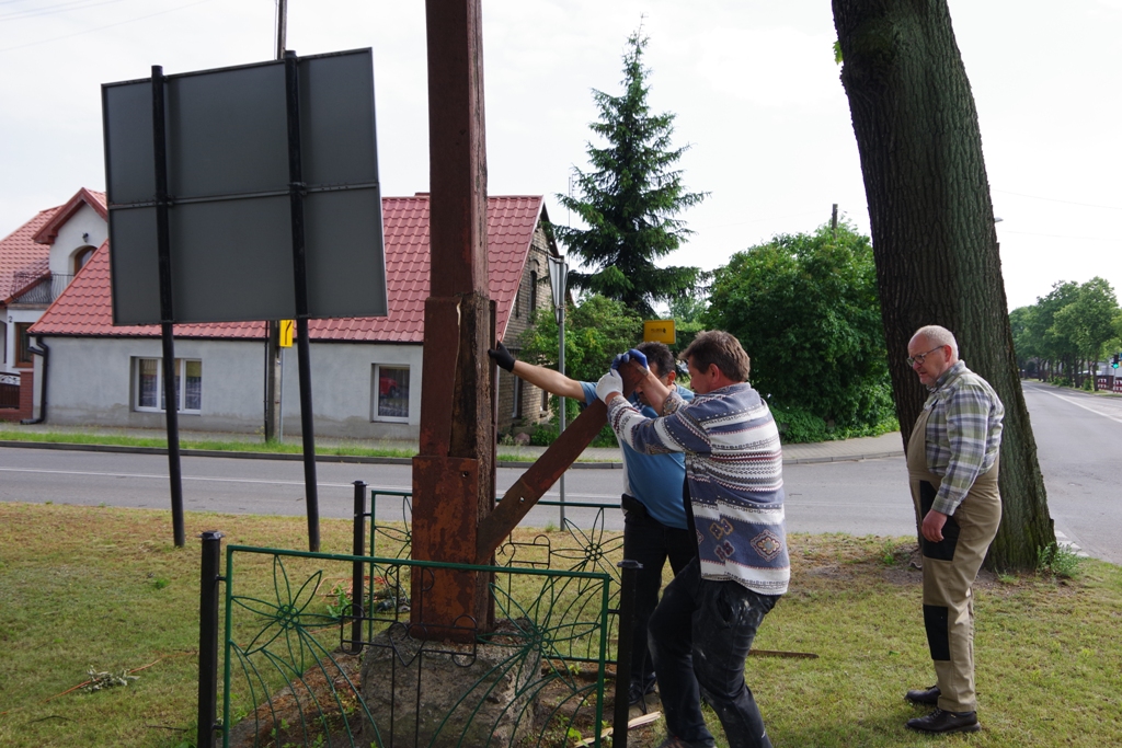 Krzyż między trzema dębami — zdjęcie 4