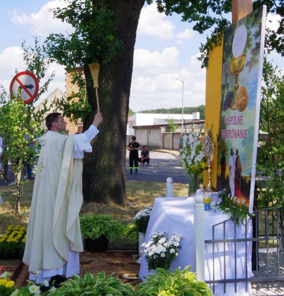 Krzyż między trzema dębami — zdjęcie 48
