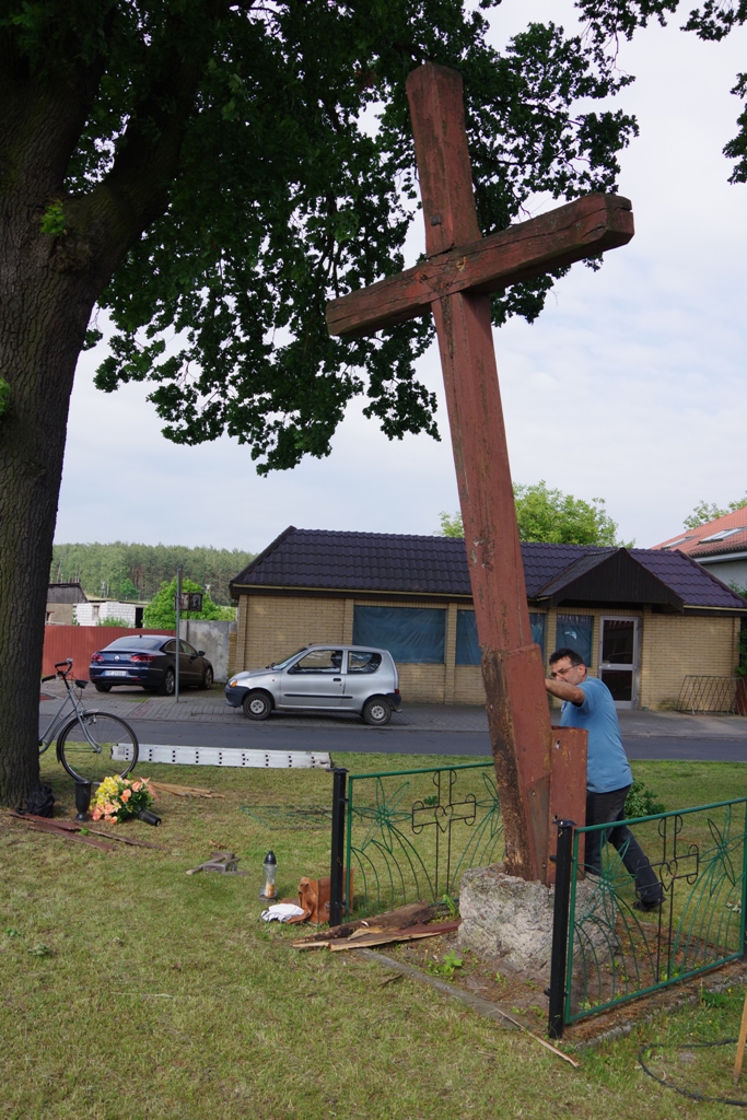 Krzyż między trzema dębami — zdjęcie 6