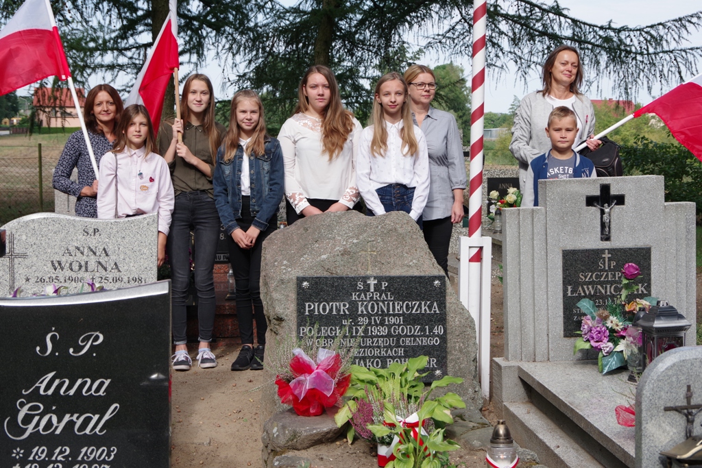 W Śmiłowie odbył się Apel Pamięci — zdjęcie 11