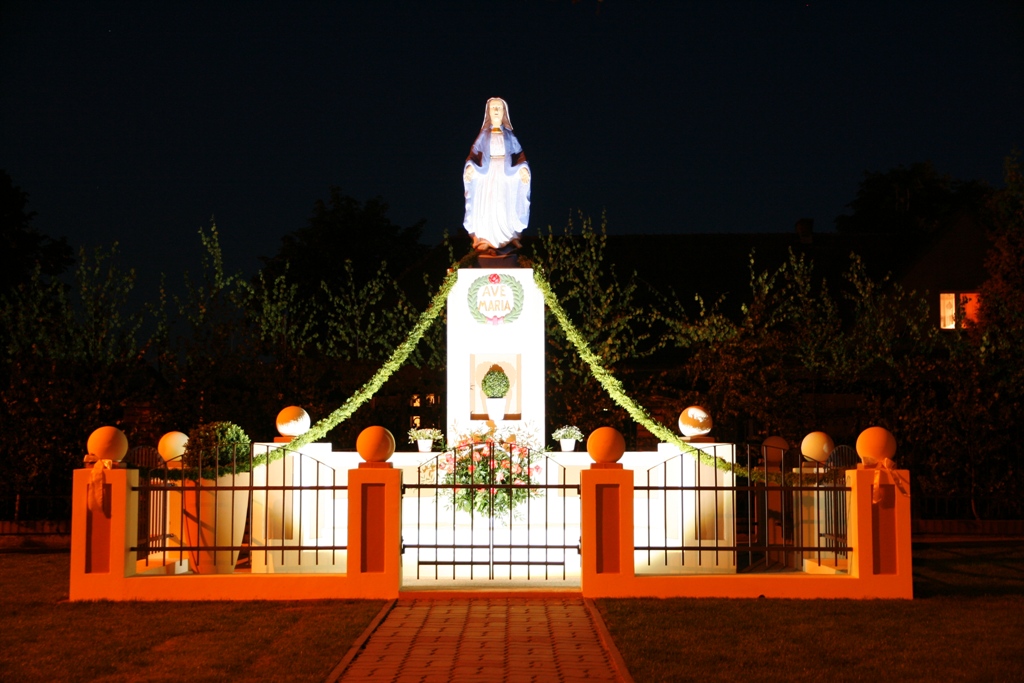 Przy figurze NMP w Kaczorach