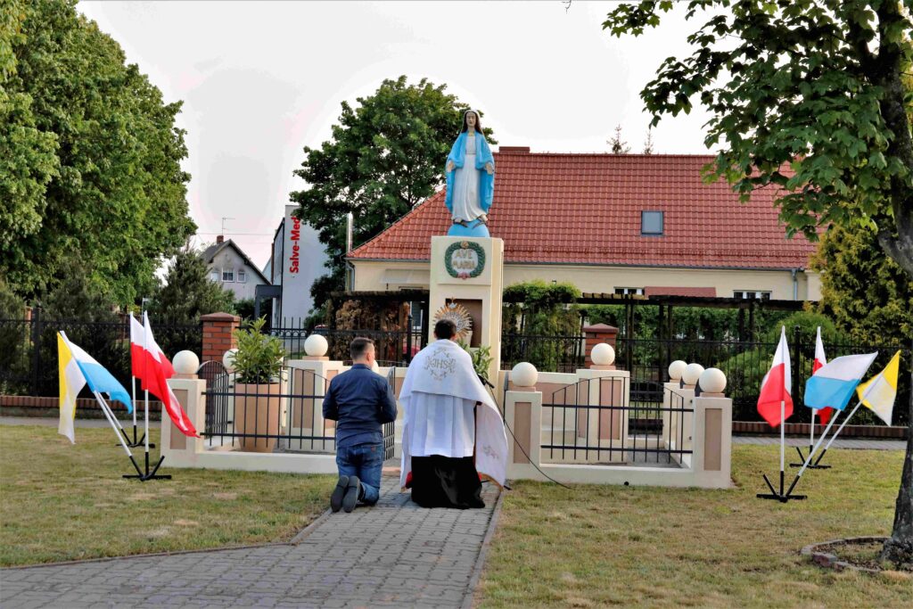 Nabożeństwo Majowe przy figurze NMP Kaczorach. — zdjęcie 1