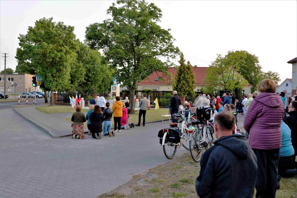 Nabożeństwo Majowe przy figurze NMP Kaczorach. — zdjęcie 2