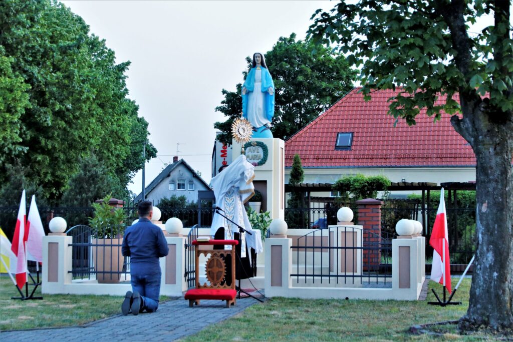 Nabożeństwo Majowe przy figurze NMP Kaczorach. — zdjęcie 5
