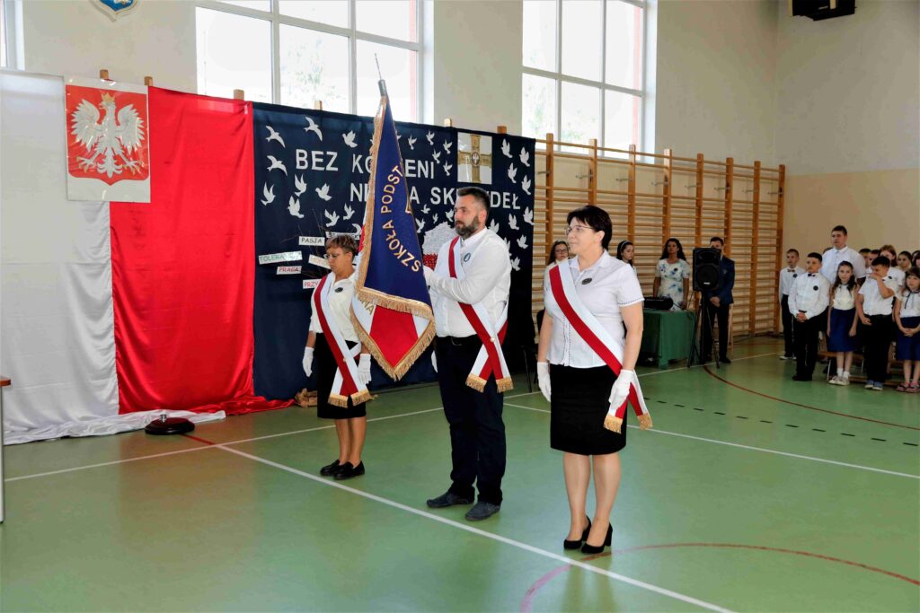 Szkoła Podstawowa w Dziembowie otrzymała sztandar. — zdjęcie 1
