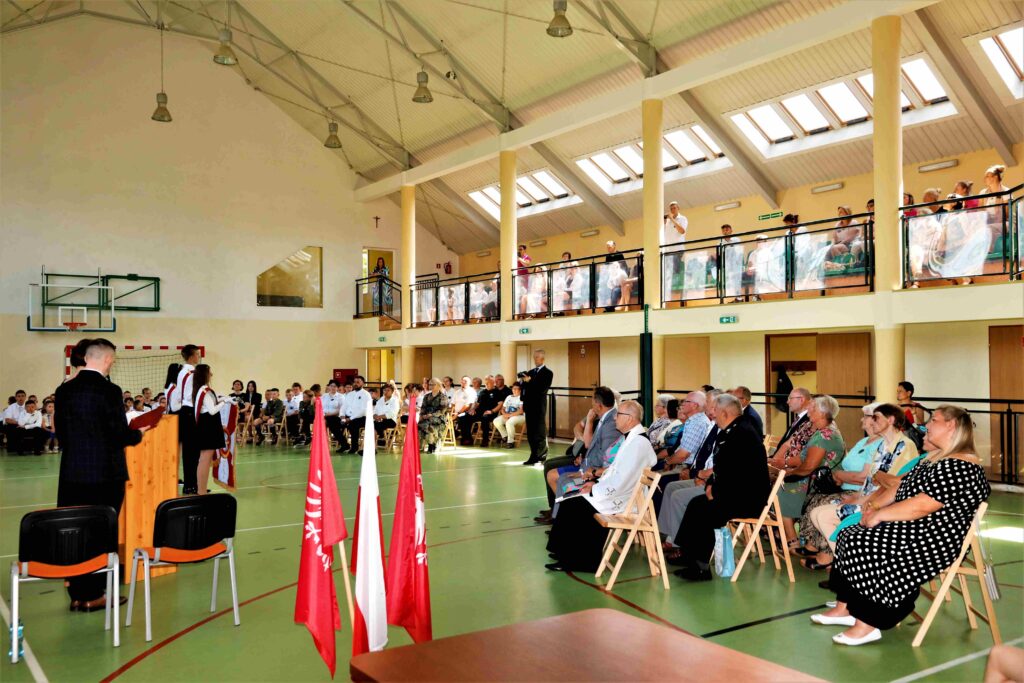Szkoła Podstawowa w Dziembowie otrzymała sztandar. — zdjęcie 10