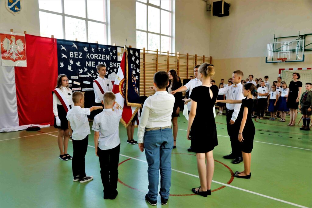 Szkoła Podstawowa w Dziembowie otrzymała sztandar. — zdjęcie 12