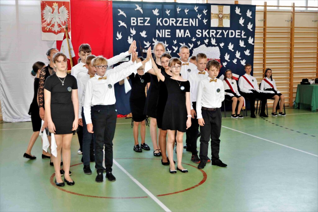 Szkoła Podstawowa w Dziembowie otrzymała sztandar. — zdjęcie 13