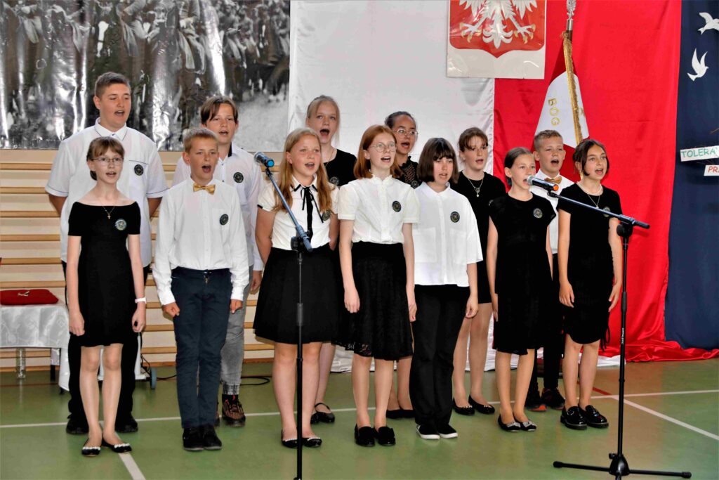 Szkoła Podstawowa w Dziembowie otrzymała sztandar. — zdjęcie 14