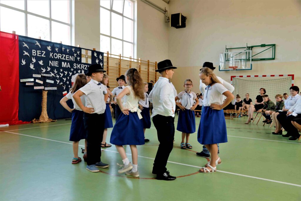 Szkoła Podstawowa w Dziembowie otrzymała sztandar. — zdjęcie 2