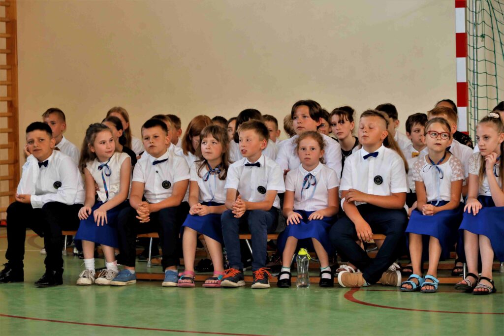 Szkoła Podstawowa w Dziembowie otrzymała sztandar. — zdjęcie 3