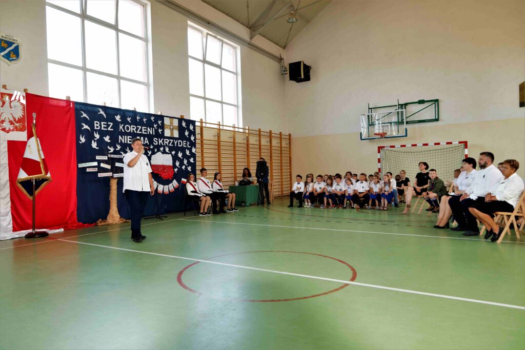 Szkoła Podstawowa w Dziembowie otrzymała sztandar. — zdjęcie 4