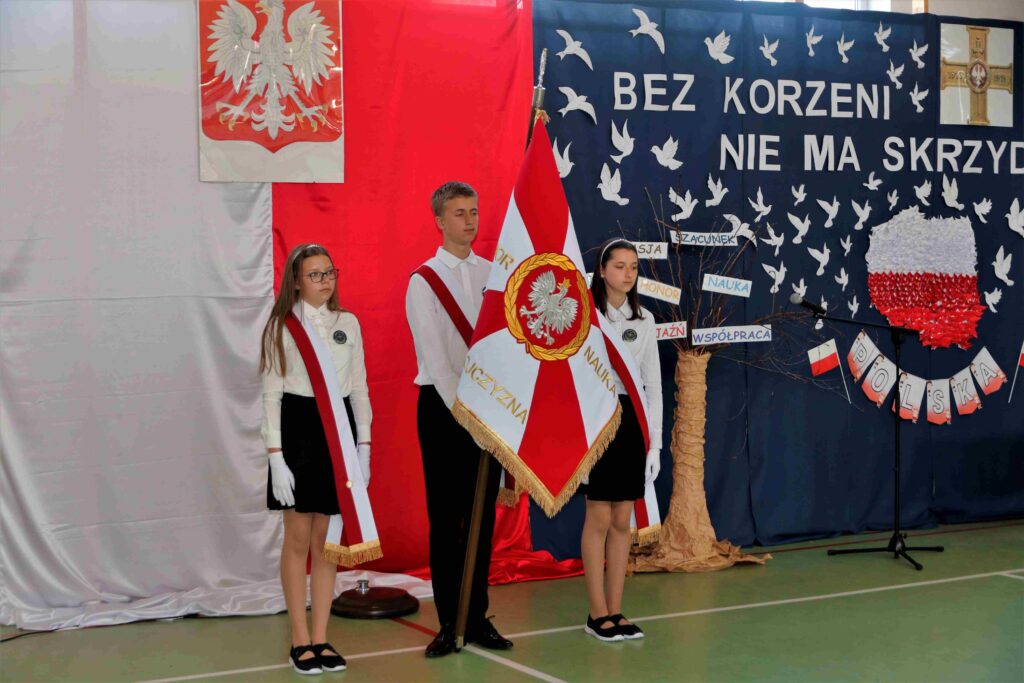 Szkoła Podstawowa w Dziembowie otrzymała sztandar. — zdjęcie 5