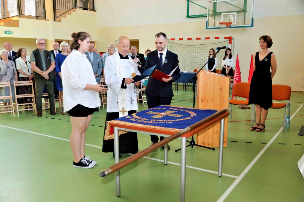 Szkoła Podstawowa w Dziembowie otrzymała sztandar. — zdjęcie 7