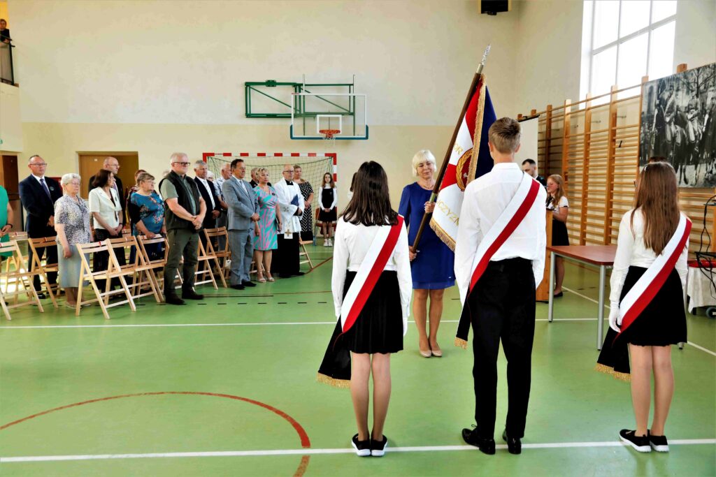 Szkoła Podstawowa w Dziembowie otrzymała sztandar. — zdjęcie 8