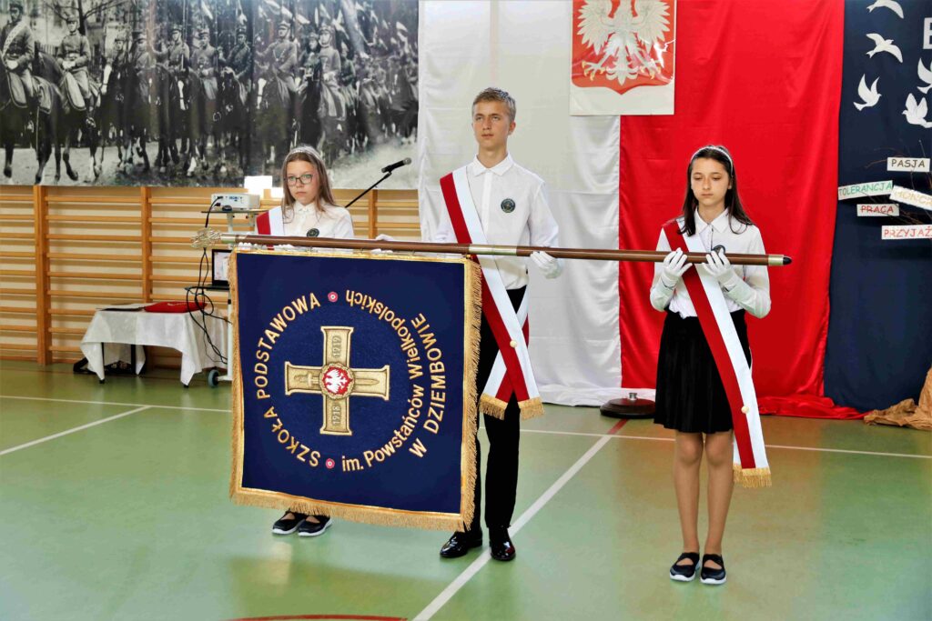 Szkoła Podstawowa w Dziembowie otrzymała sztandar. — zdjęcie 9