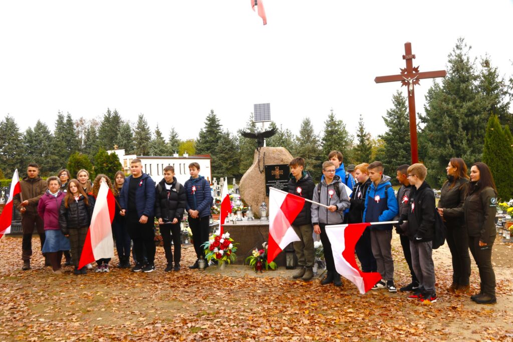 Uczniowie Szkoły Podstawowej w Kaczorach na Rajdzie Niepodległości — zdjęcie 11