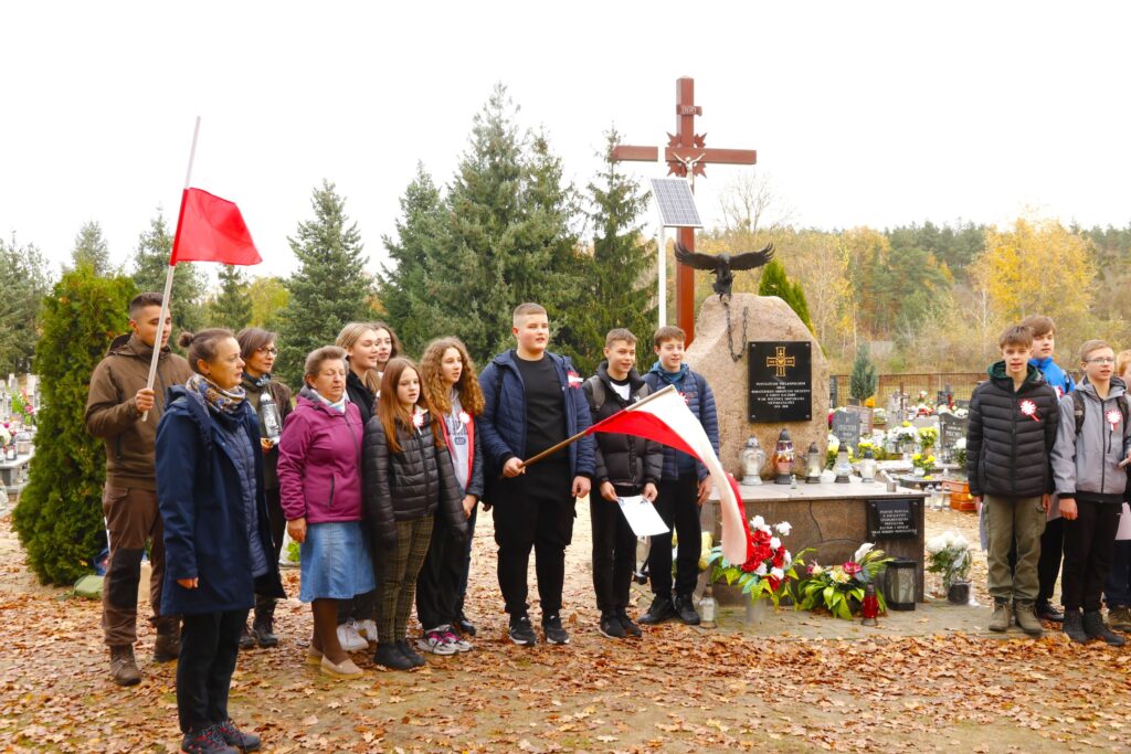 Uczniowie Szkoły Podstawowej w Kaczorach na Rajdzie Niepodległości — zdjęcie 12
