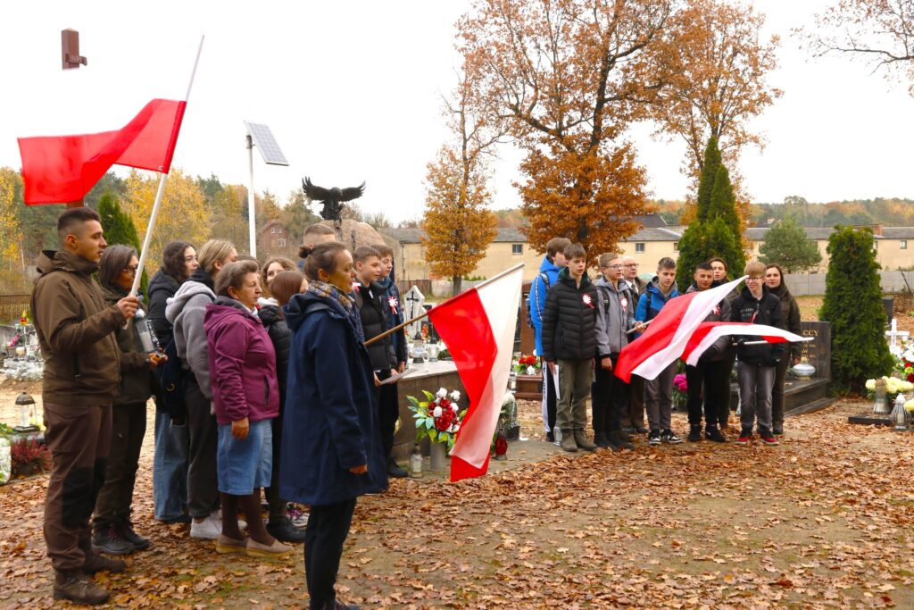Uczniowie Szkoły Podstawowej w Kaczorach na Rajdzie Niepodległości — zdjęcie 13