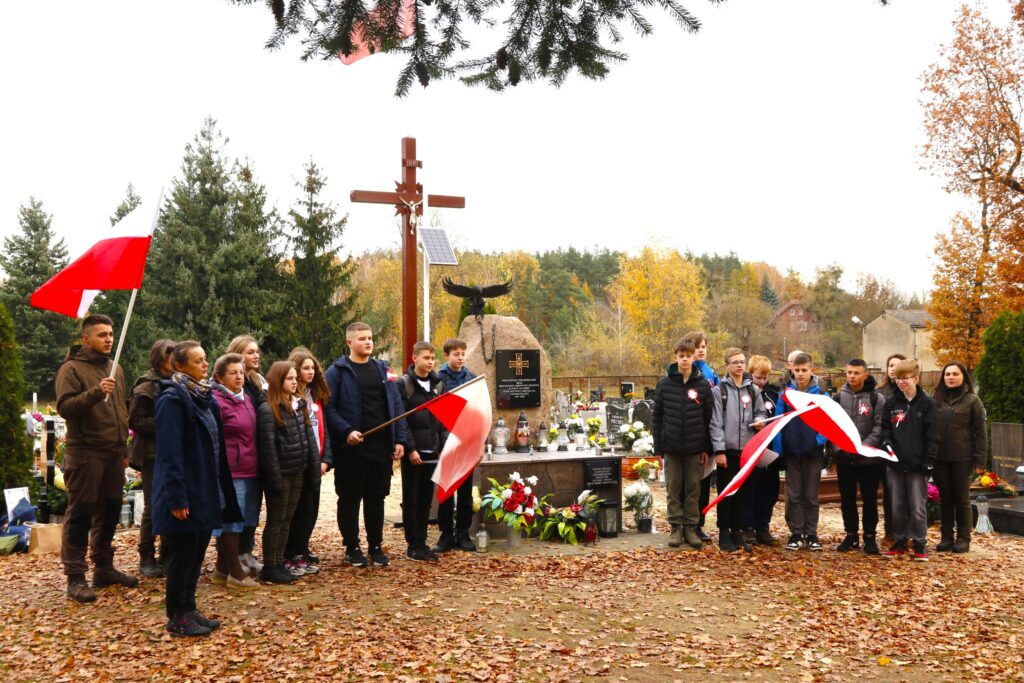 Uczniowie Szkoły Podstawowej w Kaczorach na Rajdzie Niepodległości — zdjęcie 15