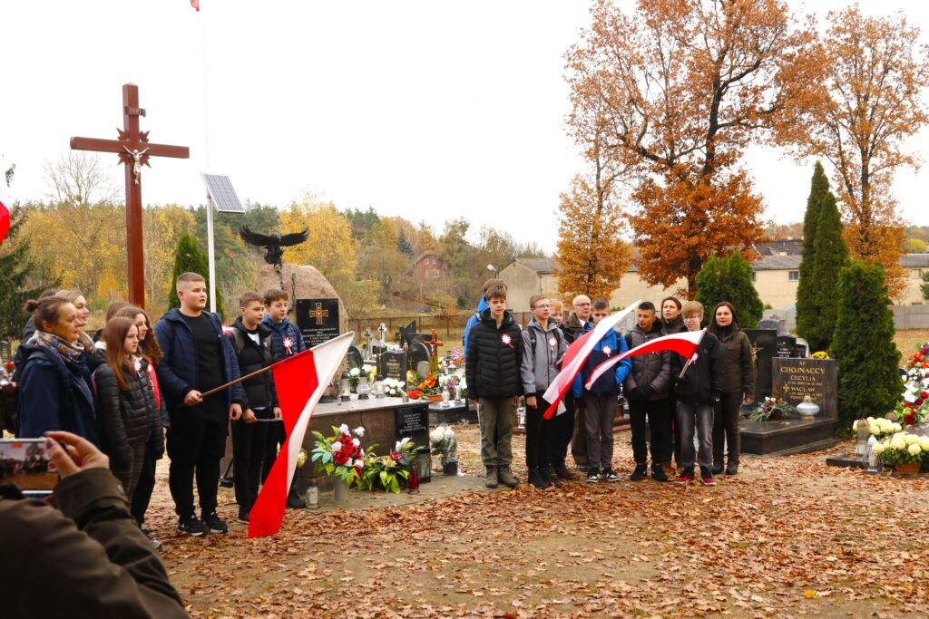 Uczniowie Szkoły Podstawowej w Kaczorach na Rajdzie Niepodległości — zdjęcie 16