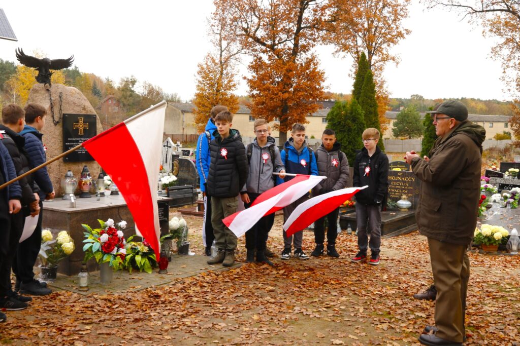 Uczniowie Szkoły Podstawowej w Kaczorach na Rajdzie Niepodległości — zdjęcie 2