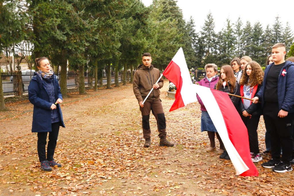 Uczniowie Szkoły Podstawowej w Kaczorach na Rajdzie Niepodległości — zdjęcie 3