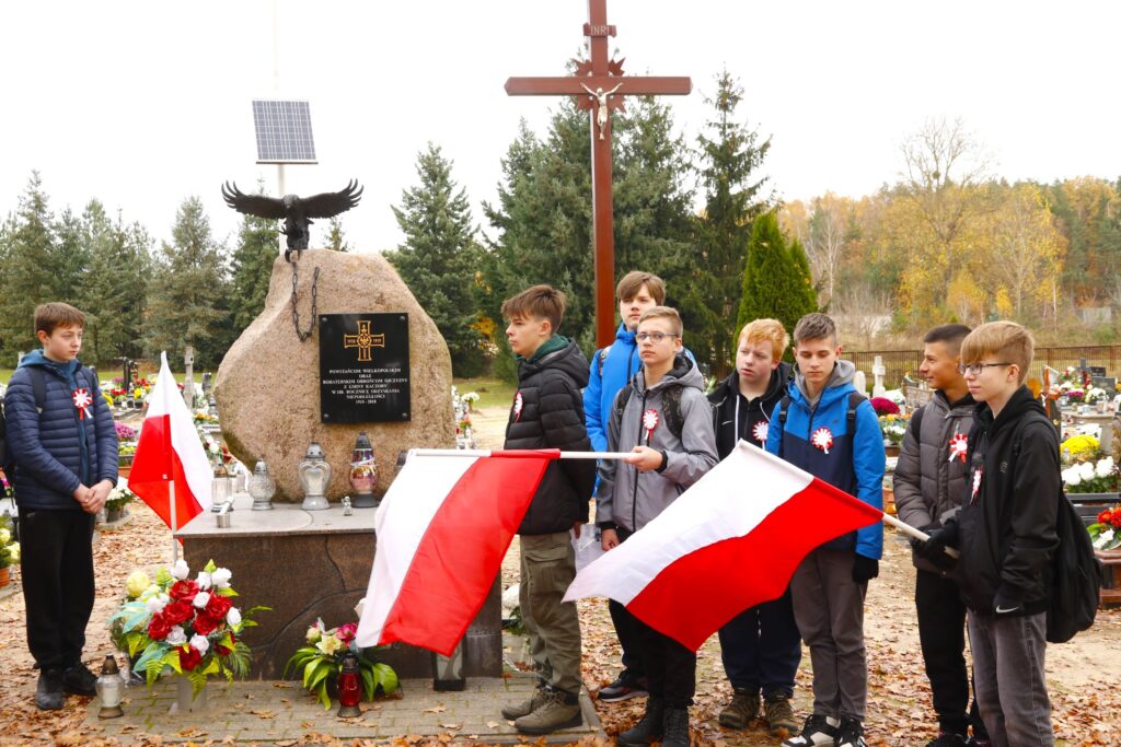 Uczniowie Szkoły Podstawowej w Kaczorach na Rajdzie Niepodległości — zdjęcie 4